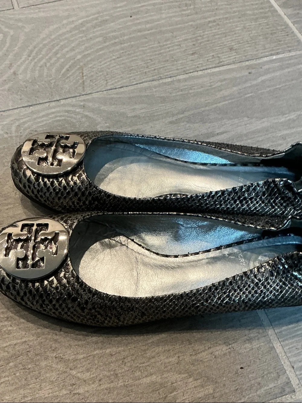Tory Burch Reva Snakeskin Embossed Metallic Black Logo Ballet Flats Sz. 7.5M